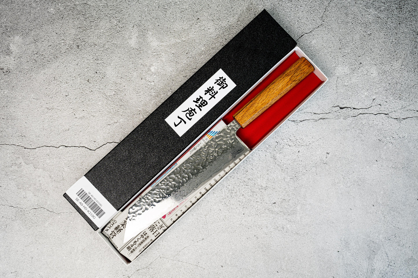 Couteau japonais Gyuto Seisuke Tsukikage AUS10 Migaki, finition martelée, manche en chêne, 210 mm
