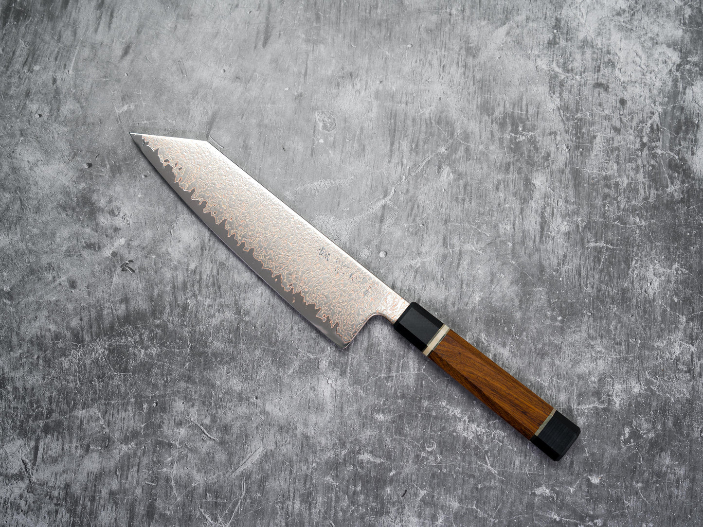 Couteau Kiritsuke Gyuto Noseto Kiiro en acier de Damas 37 couches de cuivre 210 mm avec manche en bois de fer