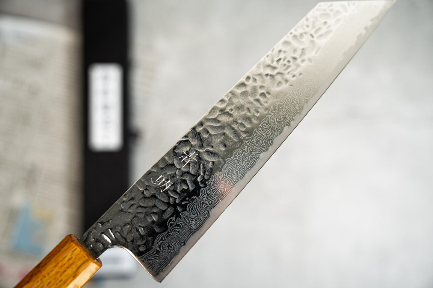 Couteau japonais Gyuto Seisuke Tsukikage AUS10 Migaki, finition martelée, manche en chêne, 210 mm