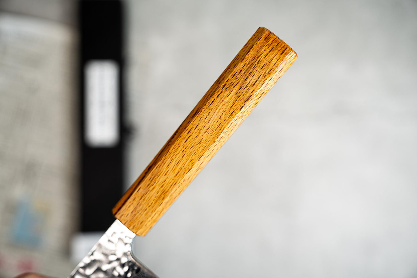 Couteau japonais Gyuto Seisuke Tsukikage AUS10 Migaki, finition martelée, manche en chêne, 210 mm