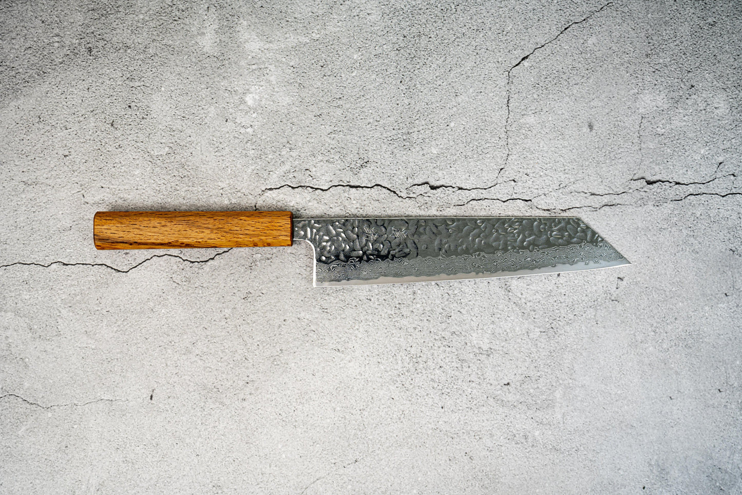 Couteau japonais Gyuto Seisuke Tsukikage AUS10 Migaki, finition martelée, manche en chêne, 210 mm