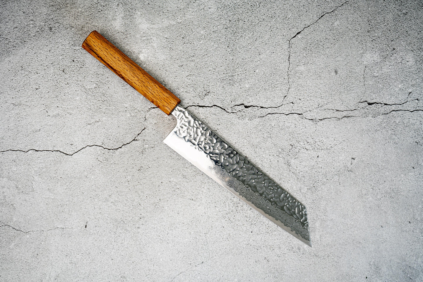 Couteau japonais Gyuto Seisuke Tsukikage AUS10 Migaki, finition martelée, manche en chêne, 210 mm