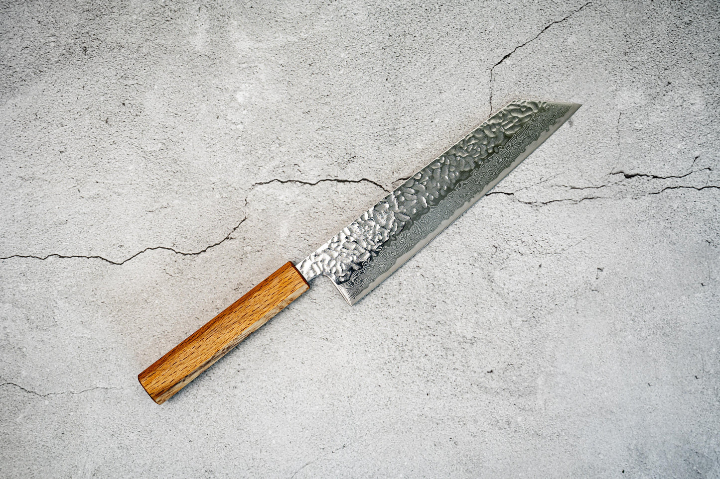 Couteau japonais Gyuto Seisuke Tsukikage AUS10 Migaki, finition martelée, manche en chêne, 210 mm