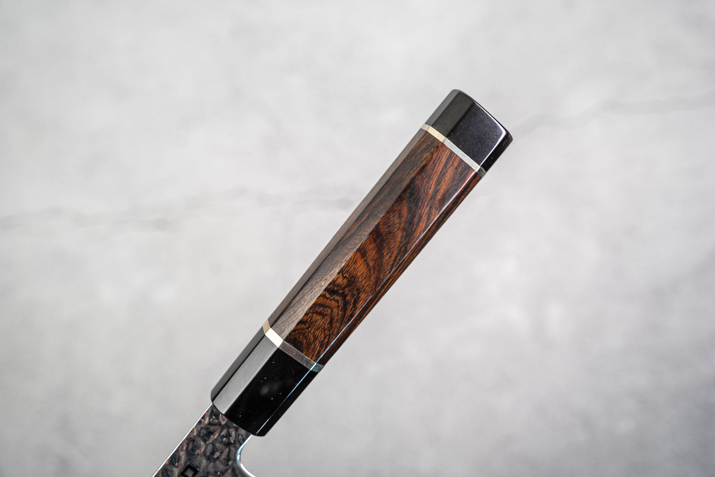 Couteau Santoku Noseto Suki 185 mm 67 couches Damas martelé avec manche en bois de fer du désert