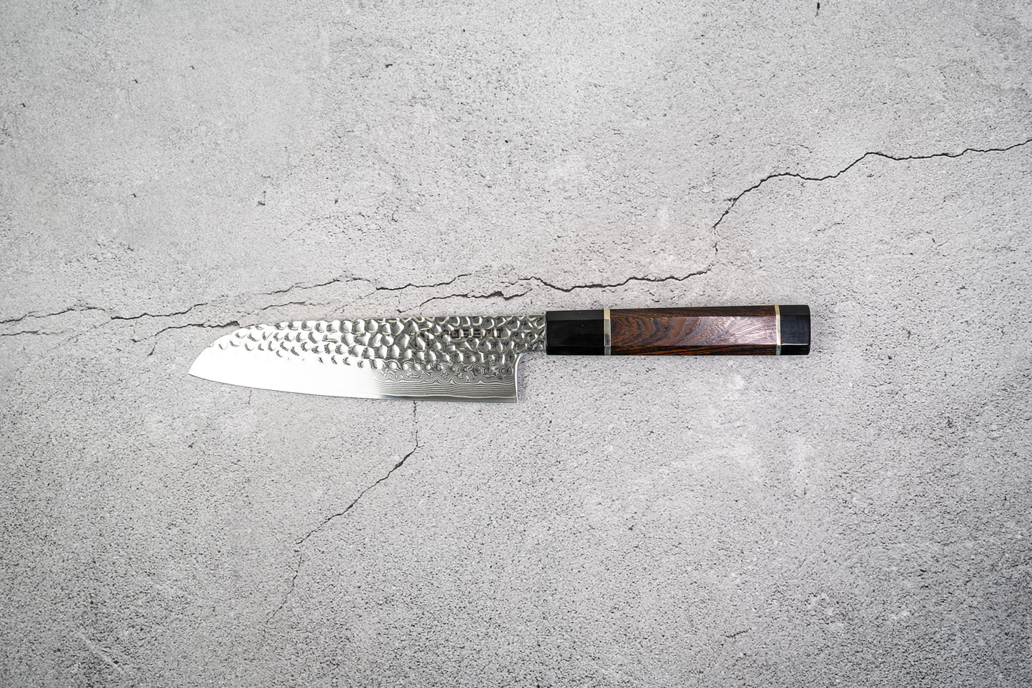 Couteau Santoku Noseto Suki 185 mm 67 couches Damas martelé avec manche en bois de fer du désert