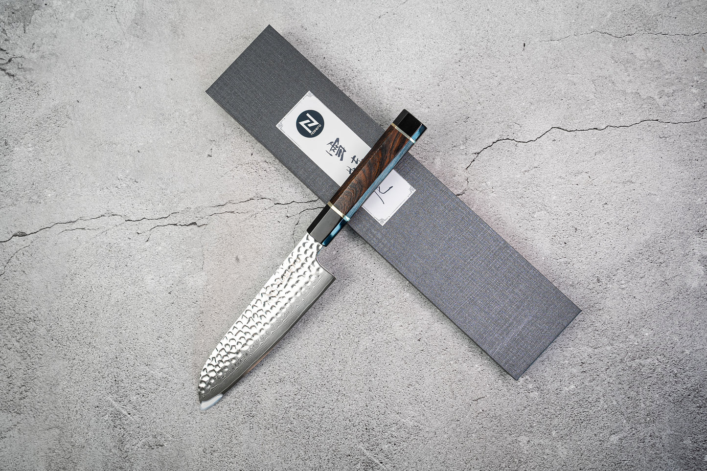 Couteau Santoku Noseto Suki 185 mm 67 couches Damas martelé avec manche en bois de fer du désert