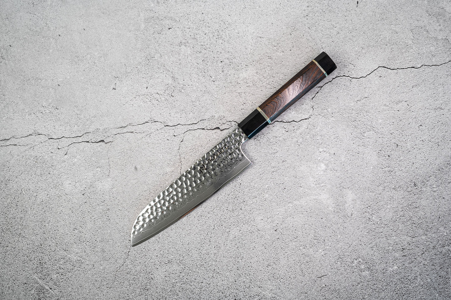 Couteau Santoku Noseto Suki 185 mm 67 couches Damas martelé avec manche en bois de fer du désert