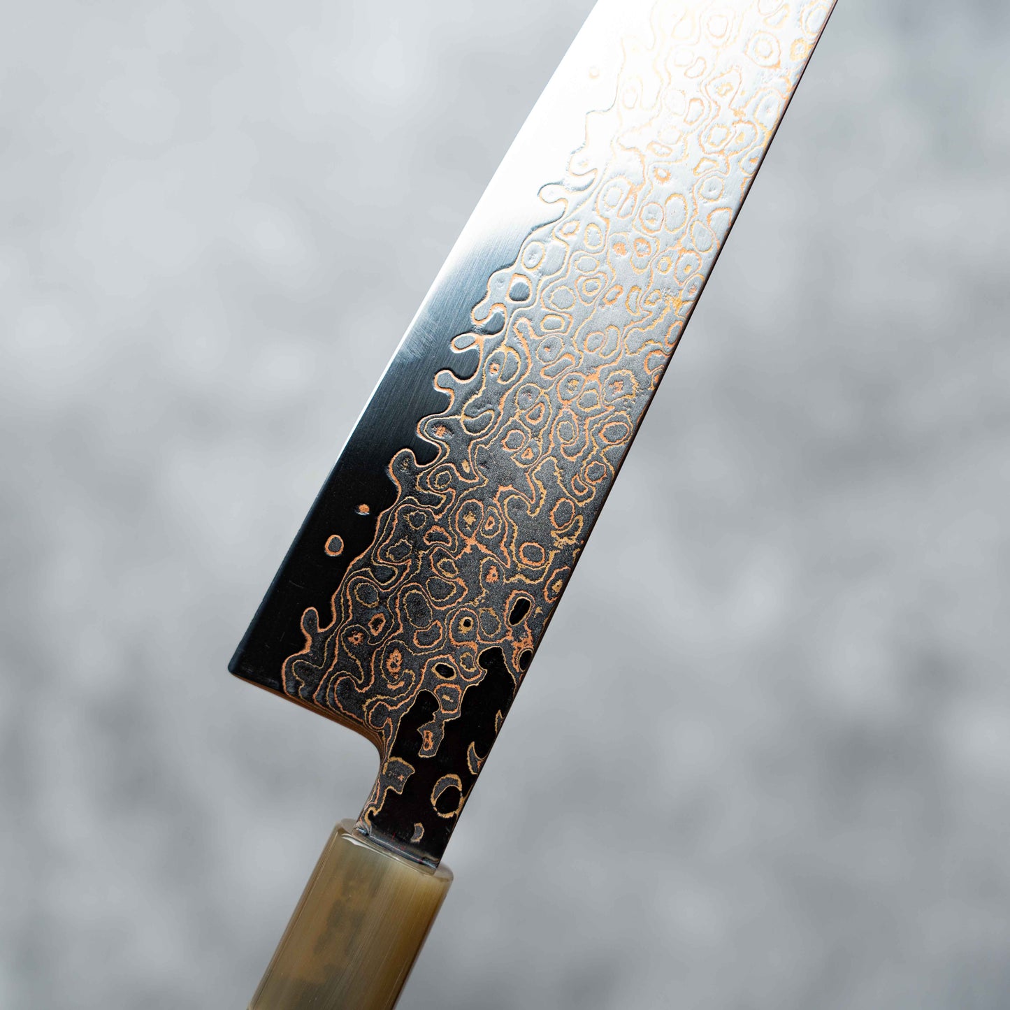 Noseto Kuza 210mm Kiritsuke 67 层 VG-10 铜大马士革与水牛角树脂混合碳纤维