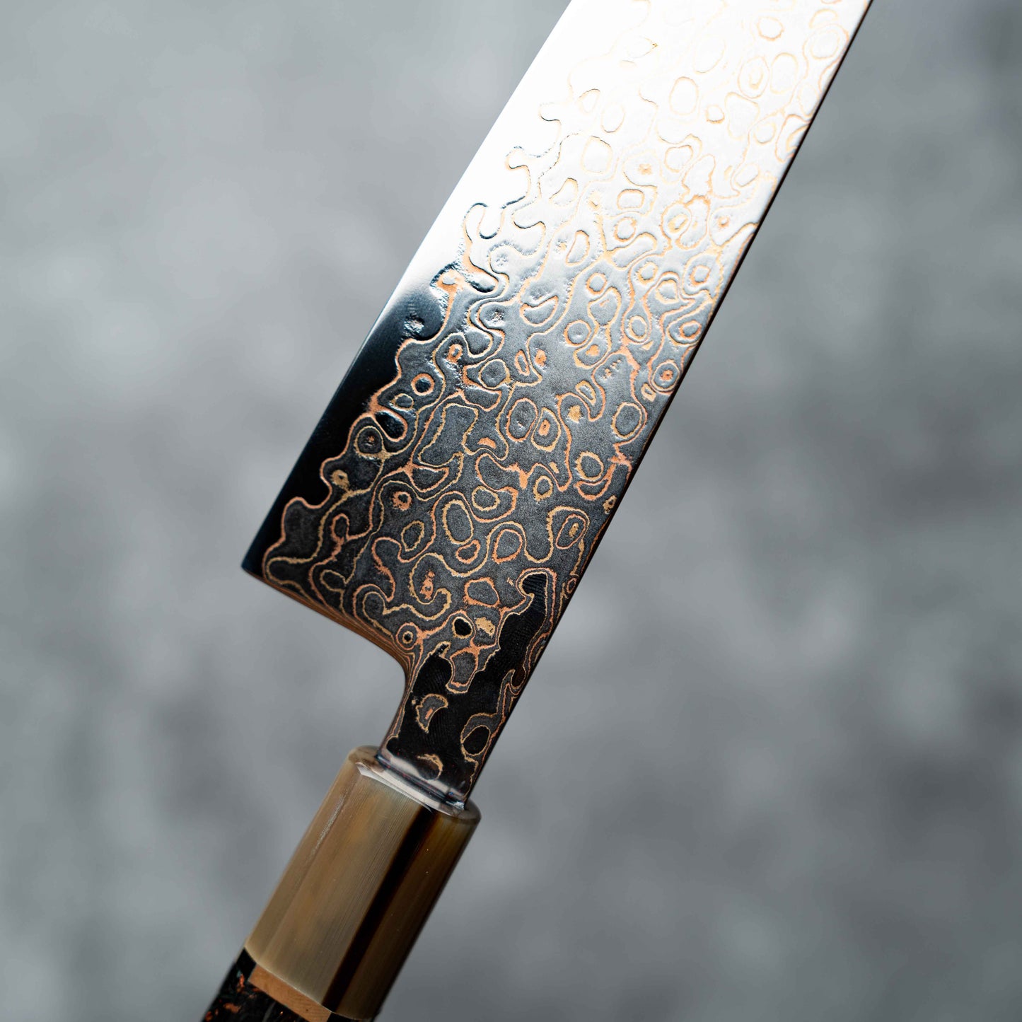 Noseto Kuza 210mm Kiritsuke 67 层 VG-10 铜大马士革与水牛角树脂混合碳纤维