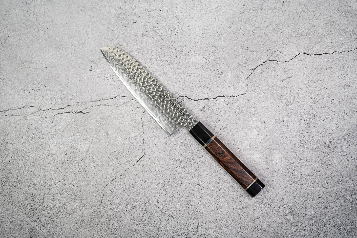 Couteau Santoku Noseto Suki 185 mm 67 couches Damas martelé avec manche en bois de fer du désert