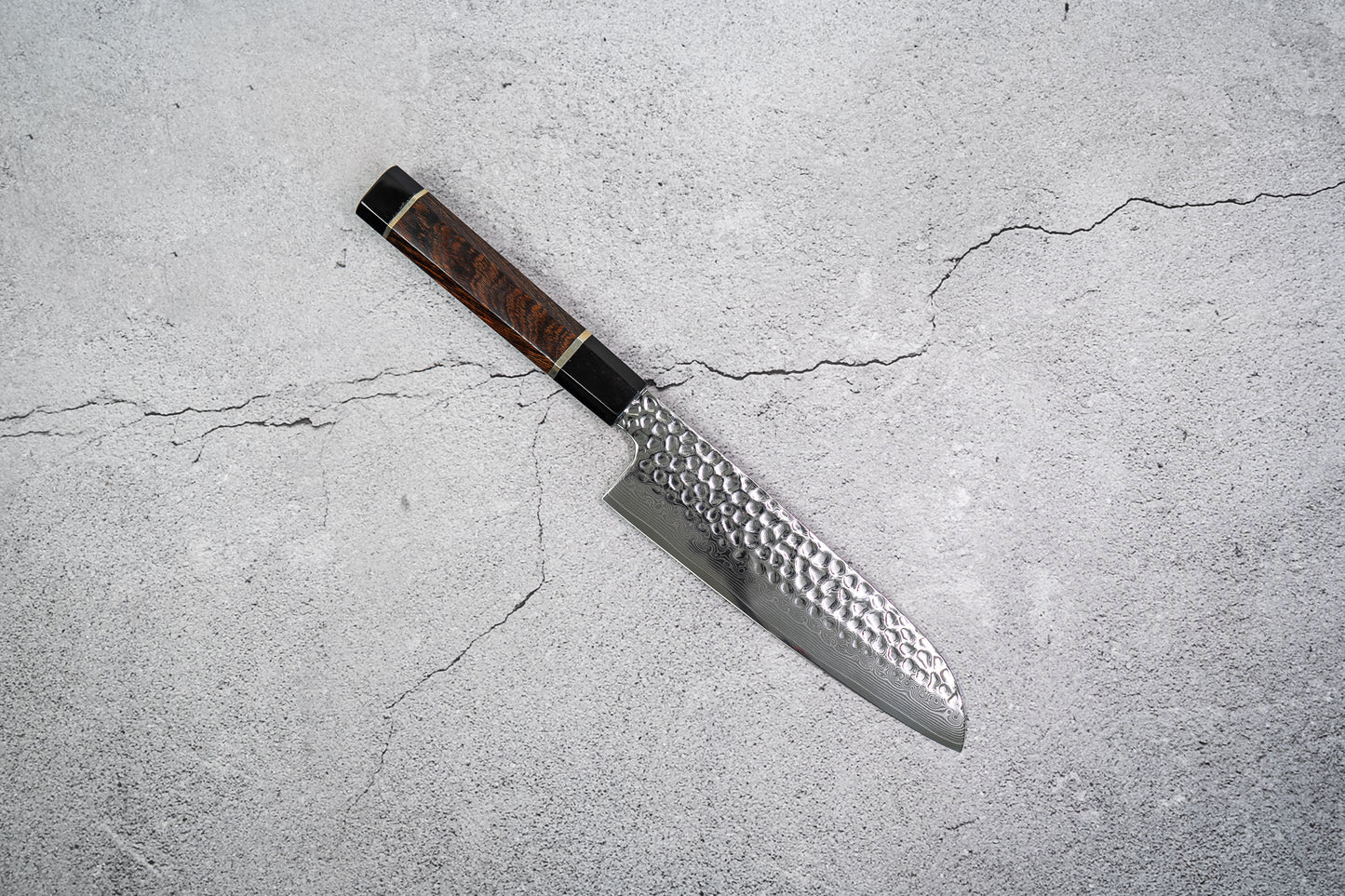 Couteau Santoku Noseto Suki 185 mm 67 couches Damas martelé avec manche en bois de fer du désert