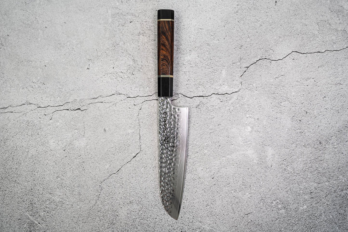 Couteau Santoku Noseto Suki 185 mm 67 couches Damas martelé avec manche en bois de fer du désert