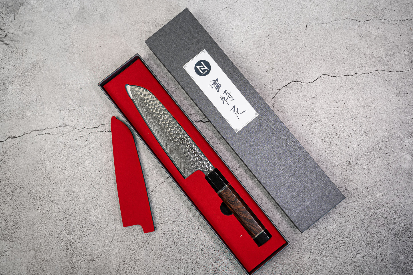 Couteau Santoku Noseto Suki 185 mm 67 couches Damas martelé avec manche en bois de fer du désert