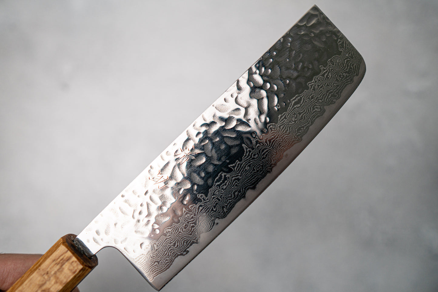 Seisuke Tsukikage AUS10 Migaki 成品锤击大马士革 Nakiri 日本刀 170 毫米橡木手柄