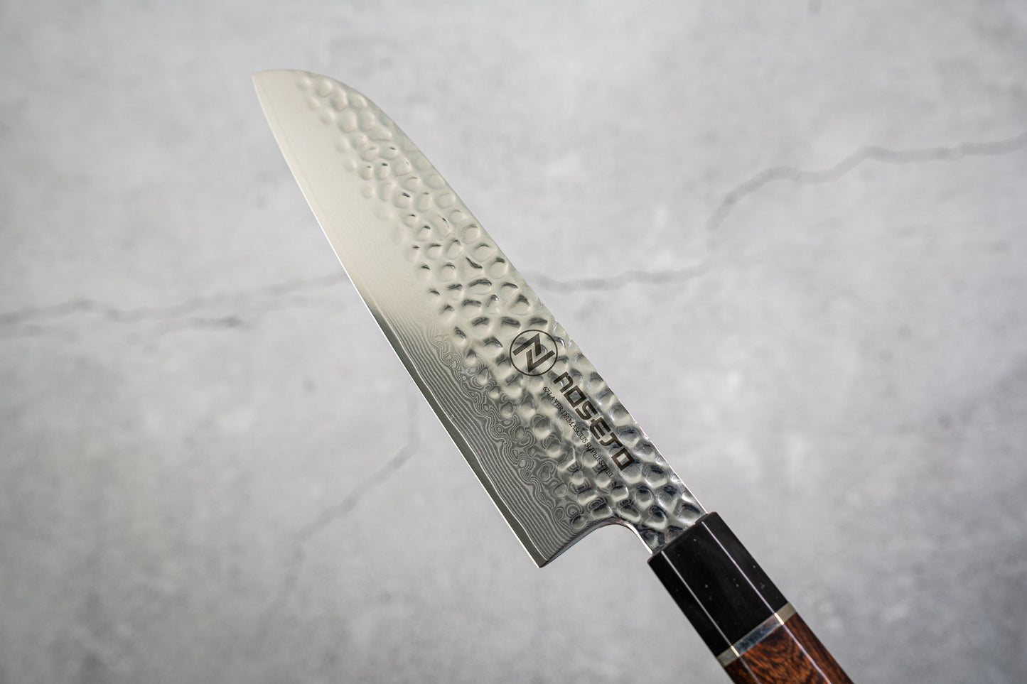 Couteau Santoku Noseto Suki 185 mm 67 couches Damas martelé avec manche en bois de fer du désert