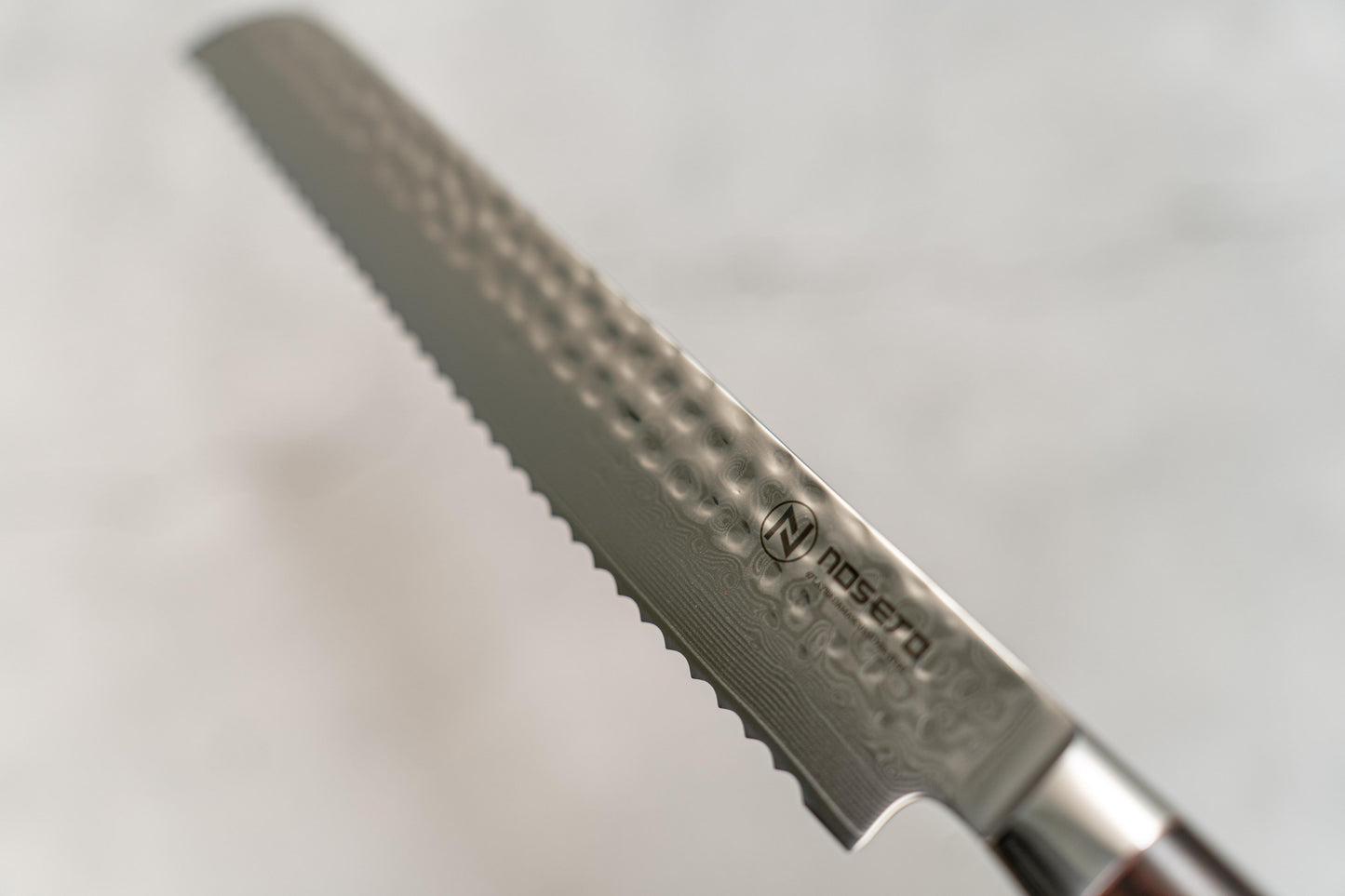 Couteau à pain Noseto Yohan martelé Damas 210 mm Manche occidental en palissandre