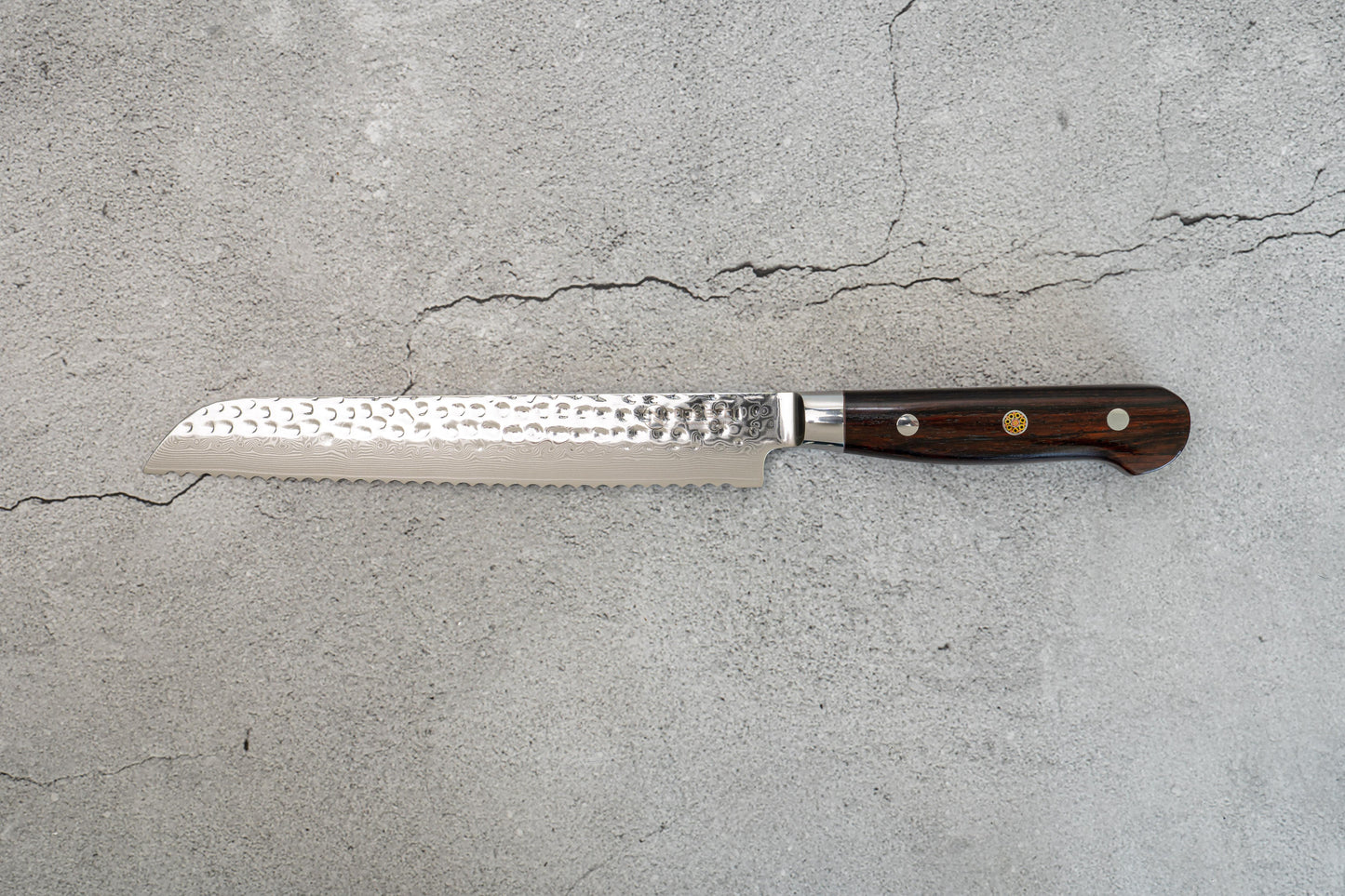 Couteau à pain Noseto Yohan martelé Damas 210 mm Manche occidental en palissandre