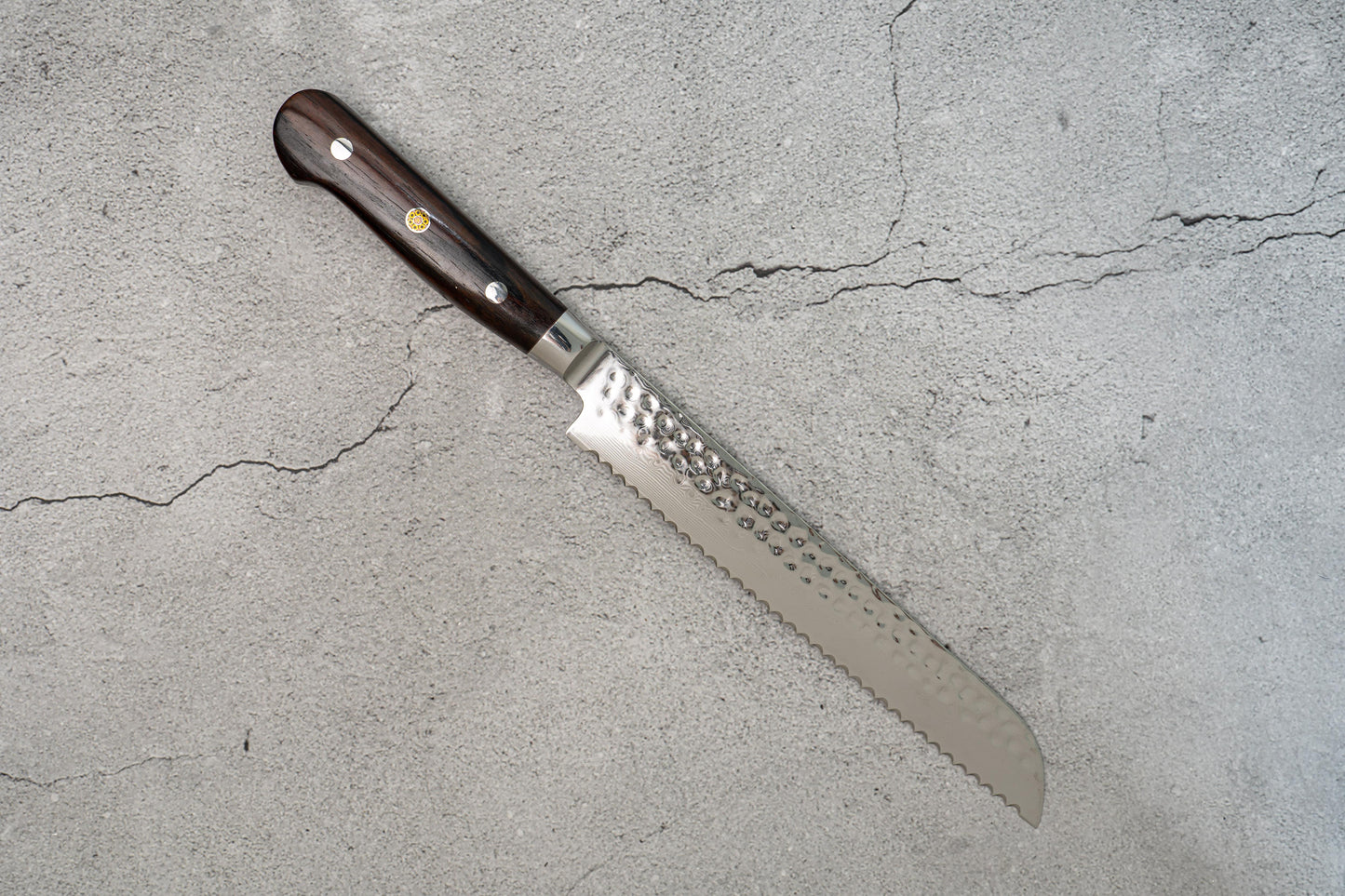 Couteau à pain Noseto Yohan martelé Damas 210 mm Manche occidental en palissandre