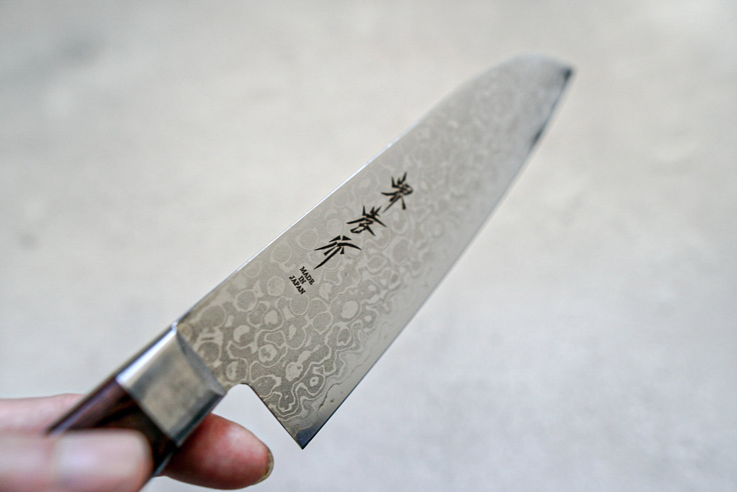 Couteau Santoku Sakai Takayuki 165 mm VG10 17 couches Damas finition miroir avec bois d'acajou