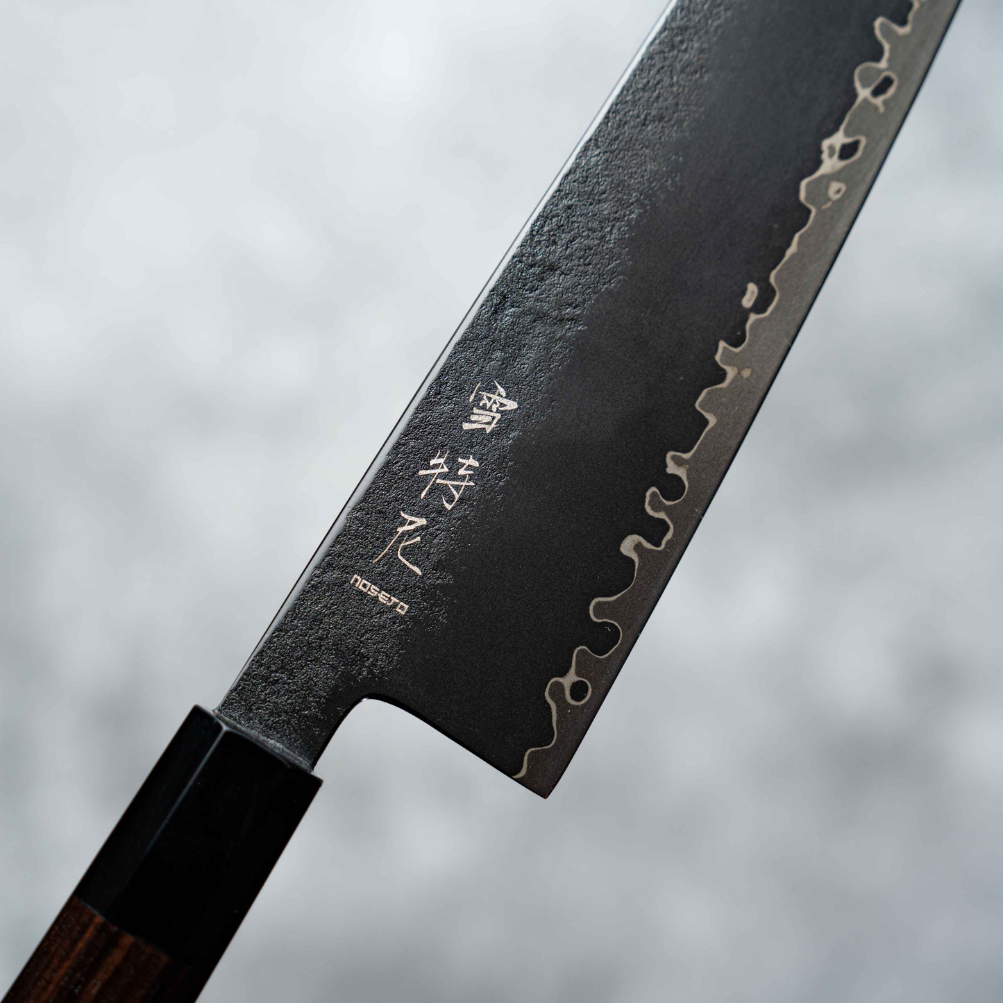 Noseto Arai Kiritsuke 210 mm 3 couches de peinture noire, noyau en acier poudré MD606 avec ébène octogonal et corne de buffle