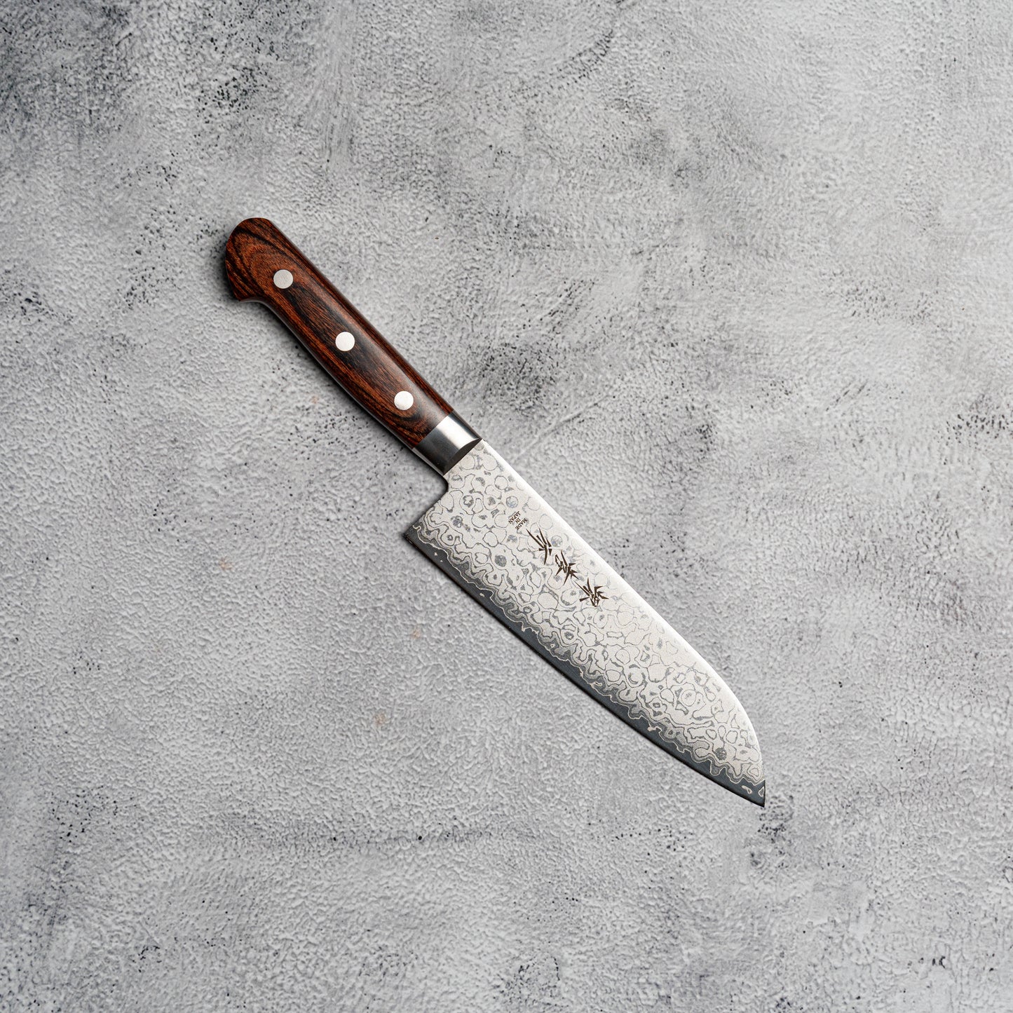 Couteau Santoku Sakai Takayuki 165 mm VG10 17 couches Damas finition miroir avec bois d'acajou