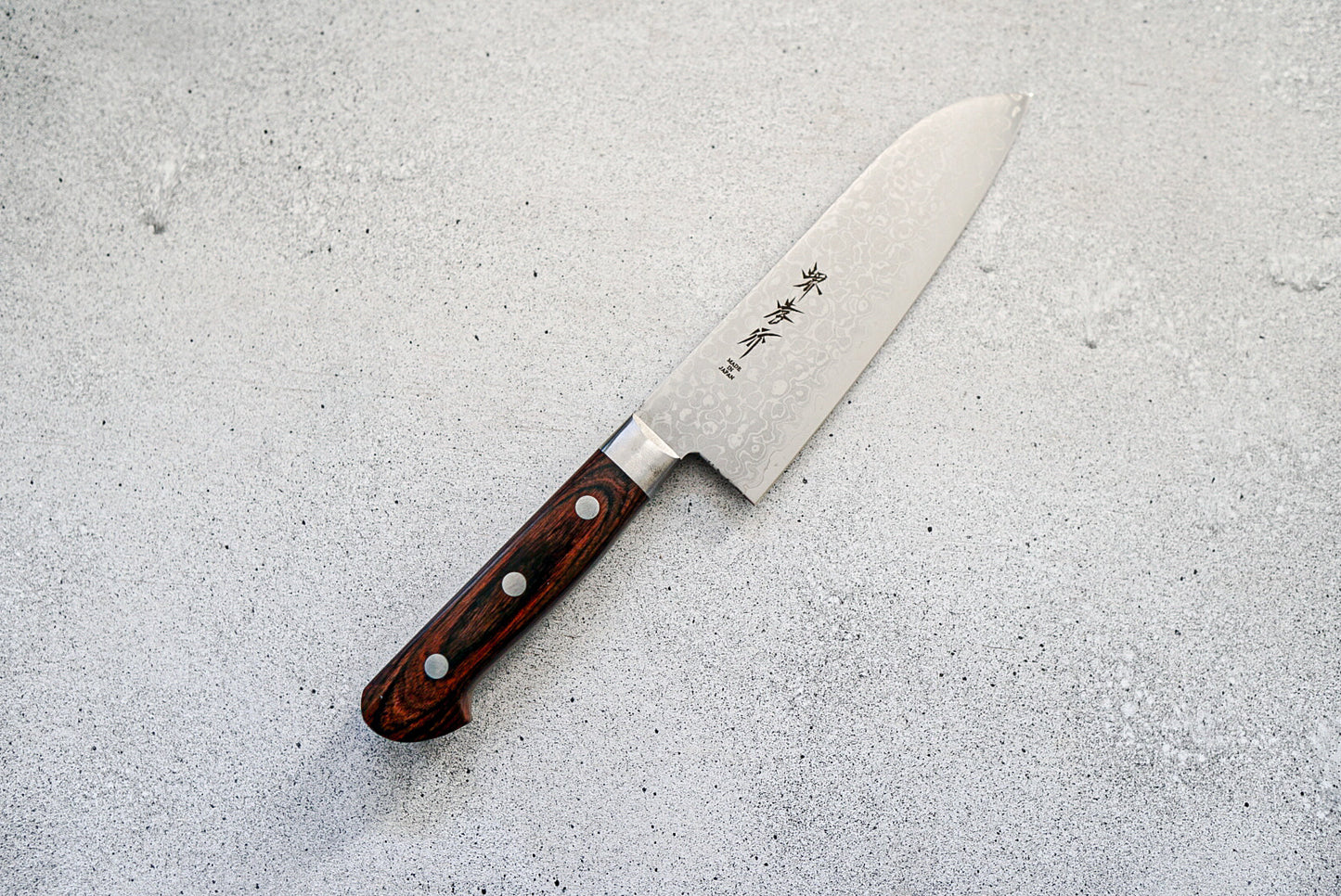 Couteau Santoku Sakai Takayuki 165 mm VG10 17 couches Damas finition miroir avec bois d'acajou