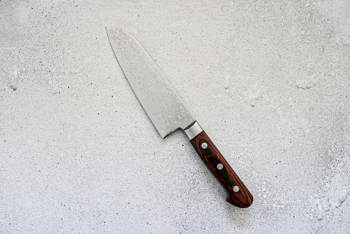 Couteau Santoku Sakai Takayuki 165 mm VG10 17 couches Damas finition miroir avec bois d'acajou